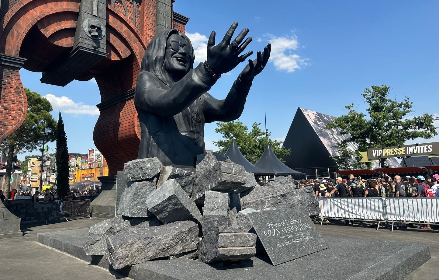 “Él es el rey”… Los asistentes al festival rinden un último homenaje al Príncipe de las Tinieblas Ozzy Osbourne “Él es el rey”… Los asistentes al festival rinden un último homenaje al Príncipe de las Tinieblas Ozzy Osbourne